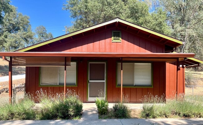 Building Photo - Beautifully Remodeled 3 bedroom 1 bath hom...