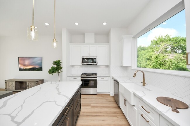 Photo - 2424 Harrington St