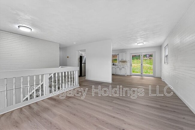 Photo - 320 Diamond Ave