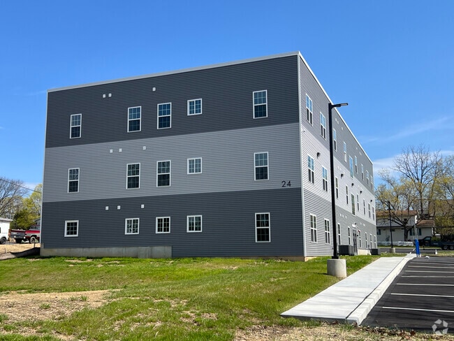 Building Photo - 24 S Elm St Unit 205 Rental