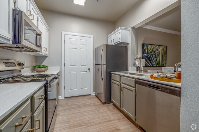 1BR, 1BA - 675SF - Kitchen