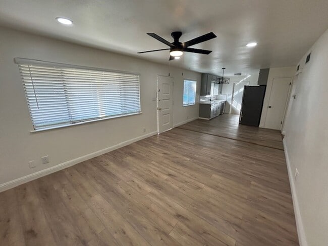 Building Photo - 1608-1610 S Central Unit 1608 S Central