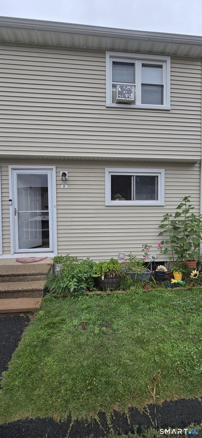 Building Photo - 1081 New Haven Rd Unit 1F