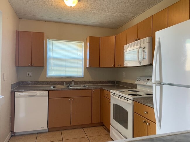 Building Photo - 1bed/1bath move-in ready condo $1140/month available December 2025 Unit 205