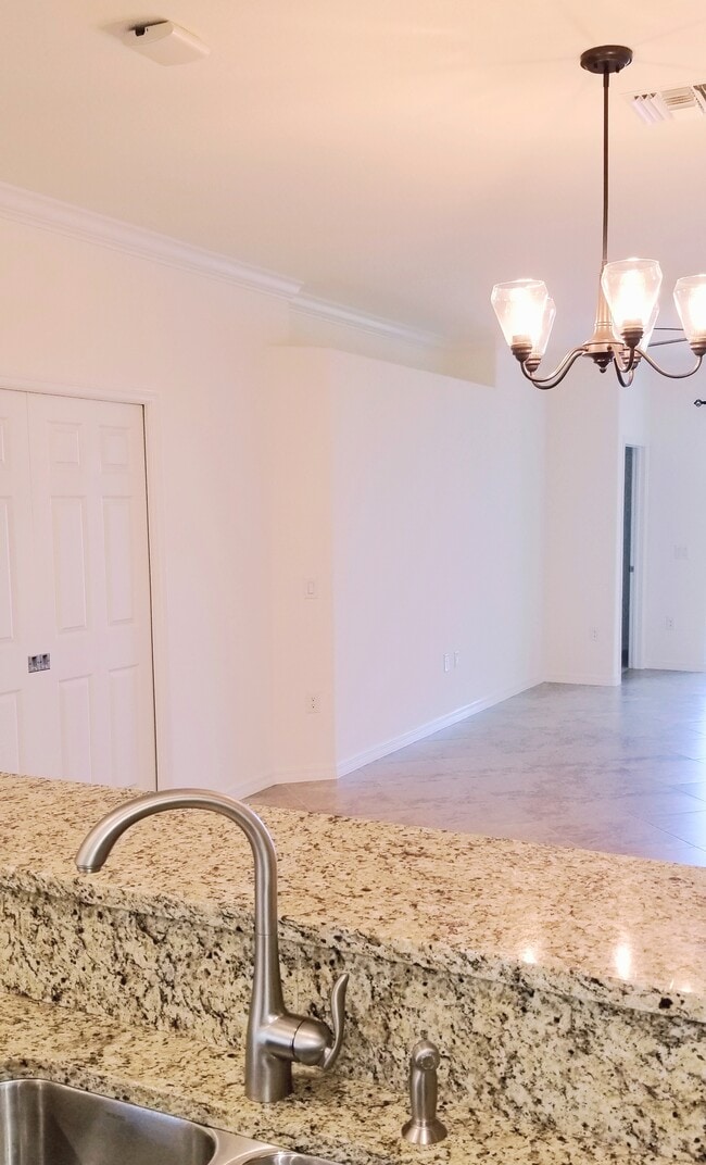 Light and Bright 3 bedroom - 12604 Garibaldi Ln