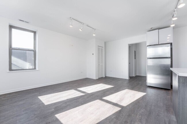Photo - Renovated 1 Bed in Uptown Unidad 302