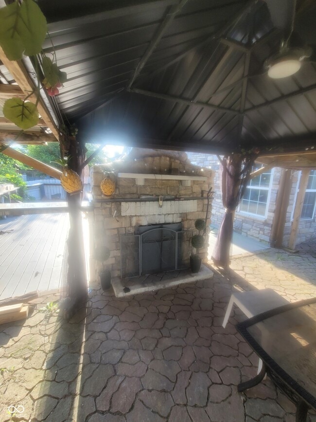 Photo - 10322 Draycott Ave