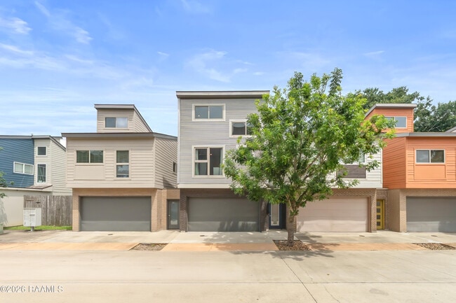Photo - 212 Highland Oaks Ln