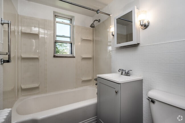 1BR, 1BA - 558SF - Bathroom