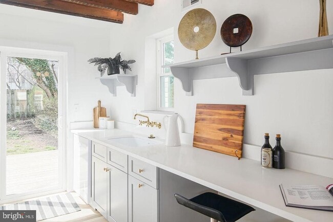 Photo - 320 Iona Ave