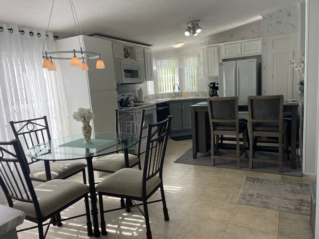 Exceptionally well-furnished! - 16300 Pine Ridge Rd House
