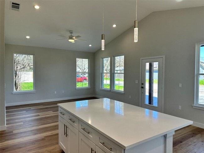 Photo - 1115 Neches St