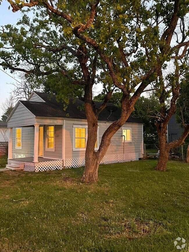Building Photo - Your dream home awaits!