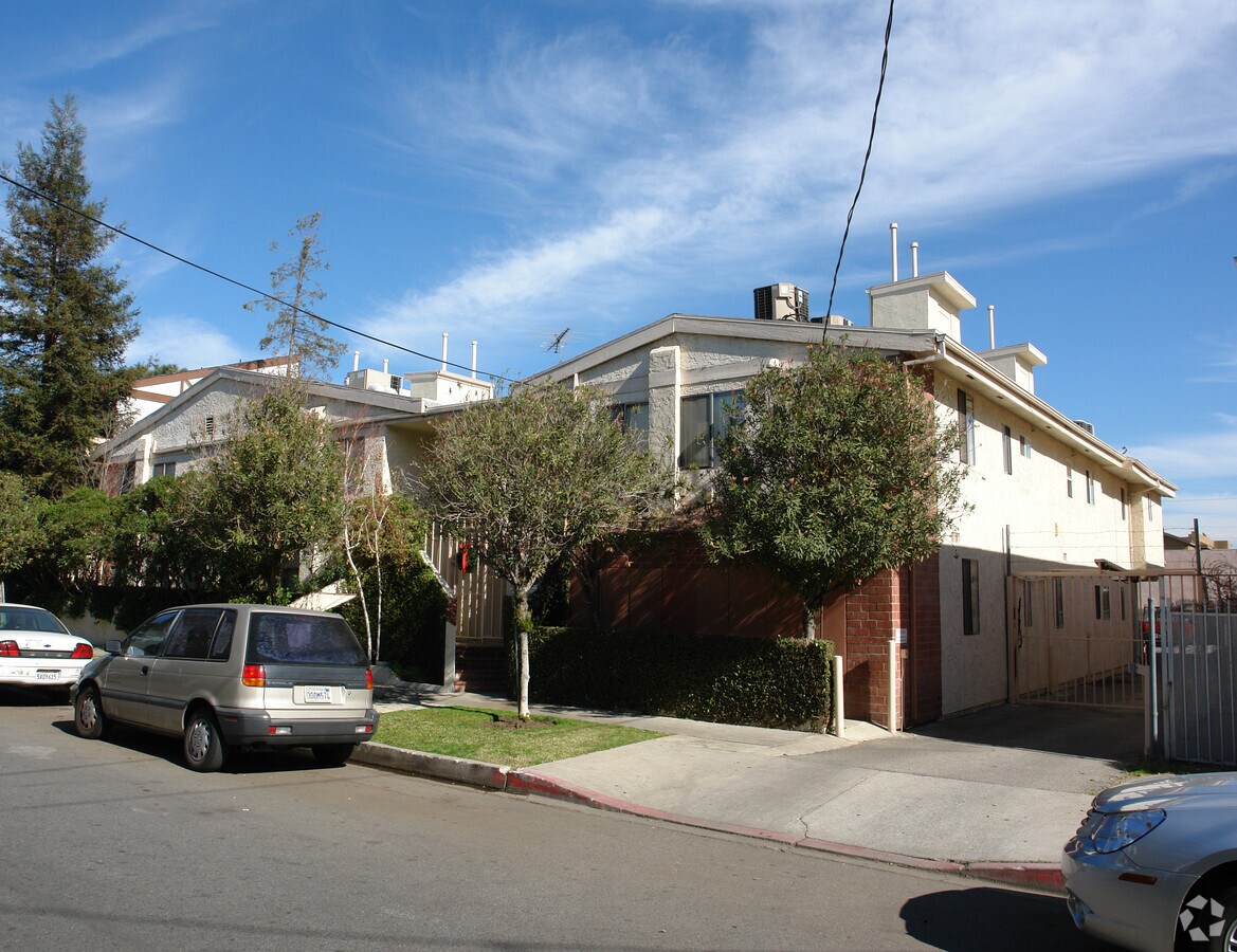 tree obstruction - 5316-5320 Harmony Ave