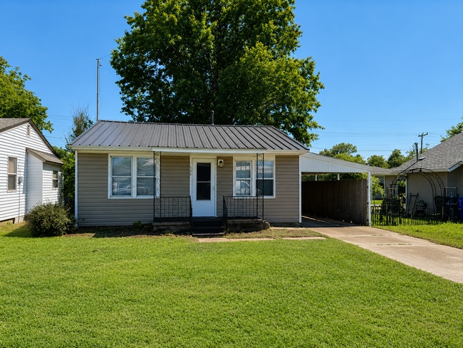 Building Photo - 2 bed one bath one car carport with washer and dryer connections in Norman