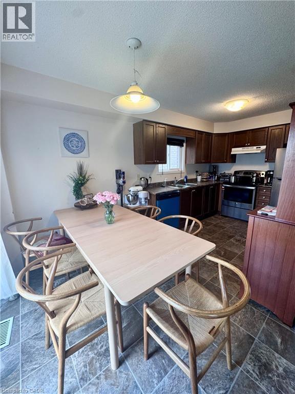 Photo - 452 Beaumont Cres