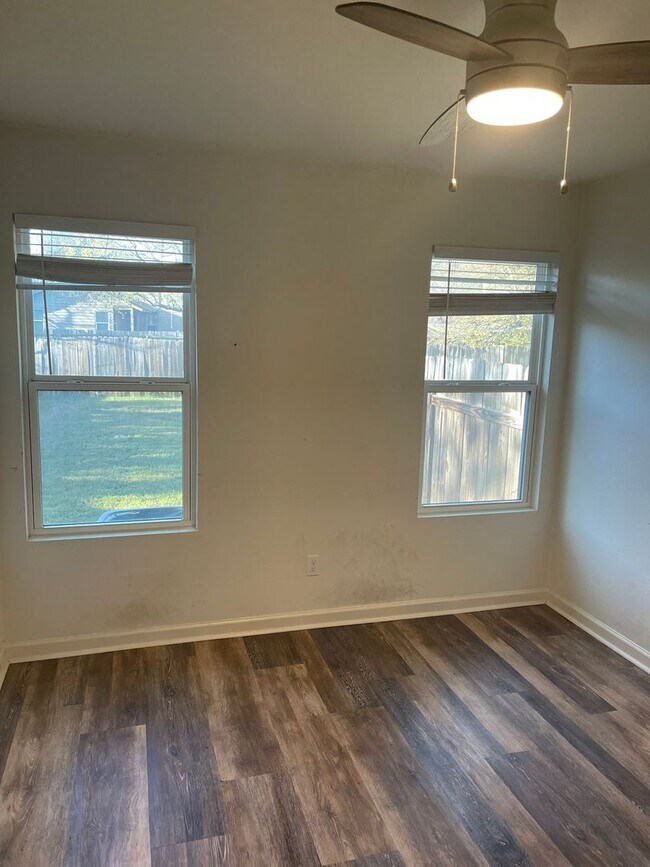 Building Photo - Fagelman Properties #11 (8801 Pineridge Dr) Unit A