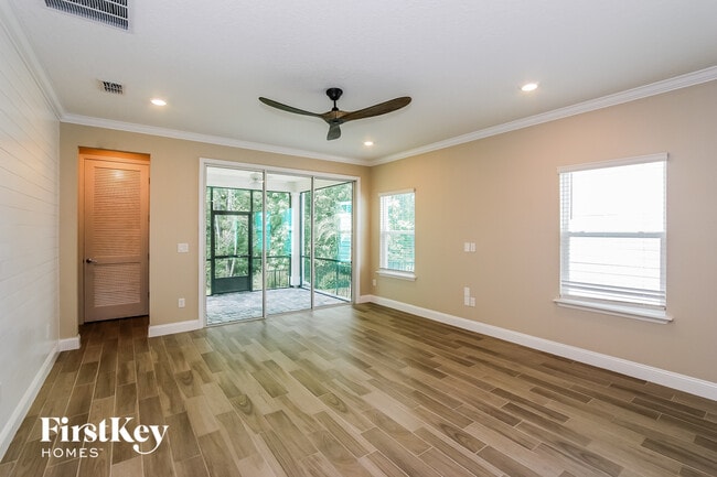 Photo - 206 Clifton Bay Lp