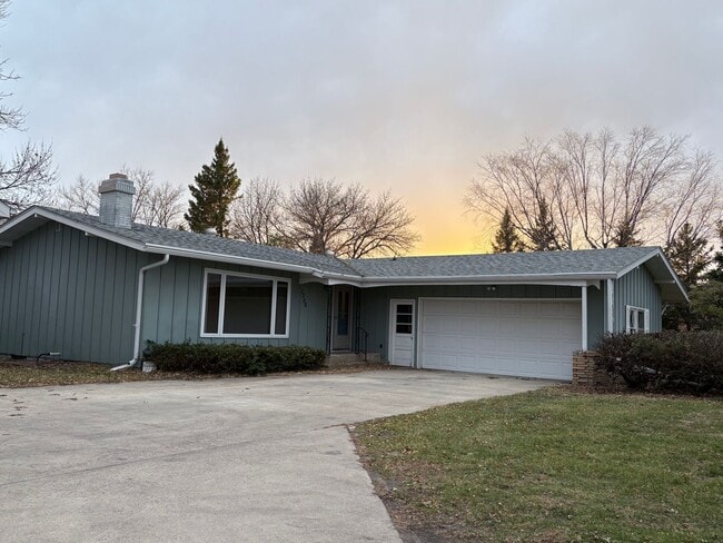 Building Photo - 3 Bed 2 Bath
