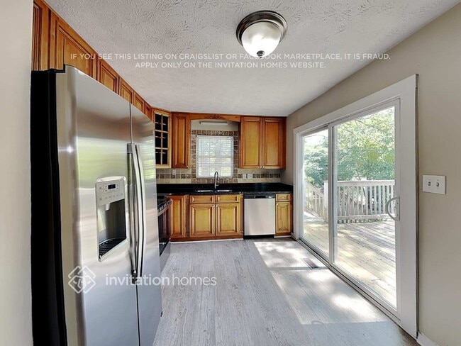 Photo - 215 Simpson Dr NE