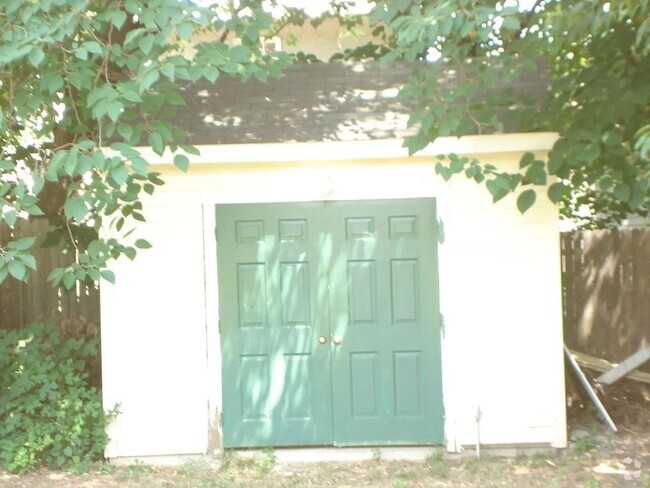 Building Photo - Home Sweet Home! Awesome 4 Bedroom/2 Bath ...