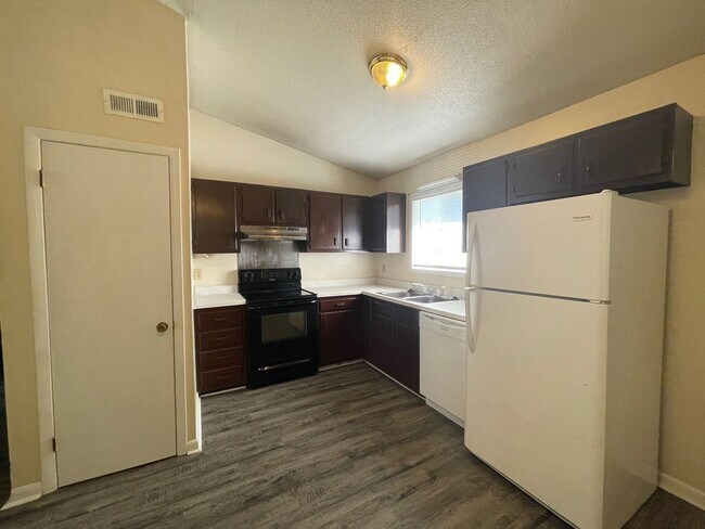 Photo - Lovely 2 Bedroom 1 Bath Duplex