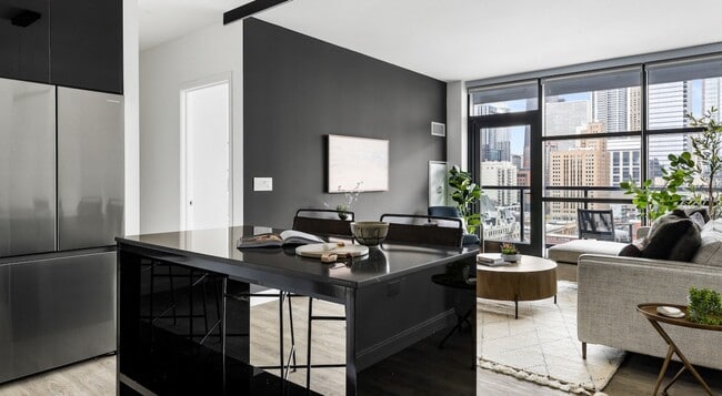 Photo - 749 N Wells St