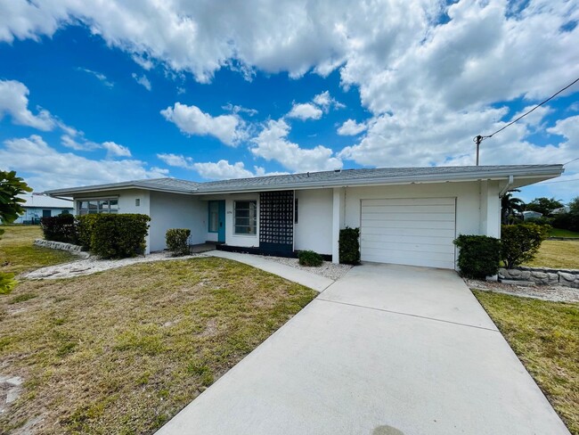 Charming Waterfront Home in Cape Coral – P... - Charming Waterfront Home in Cape Coral – P...