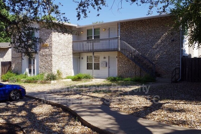 Building Photo - 2504 Manor Cir Unit A