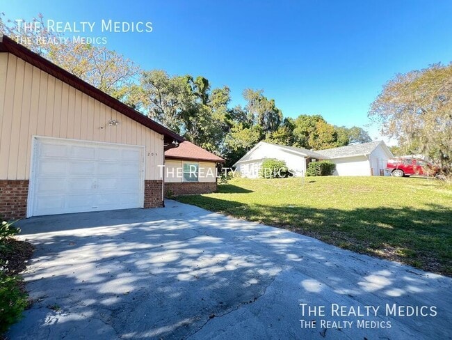 Photo - 203 Fernwood St