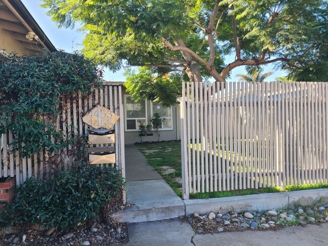 Building Photo - Spacious Ocean Beach 2 bed 1 bath just a f...