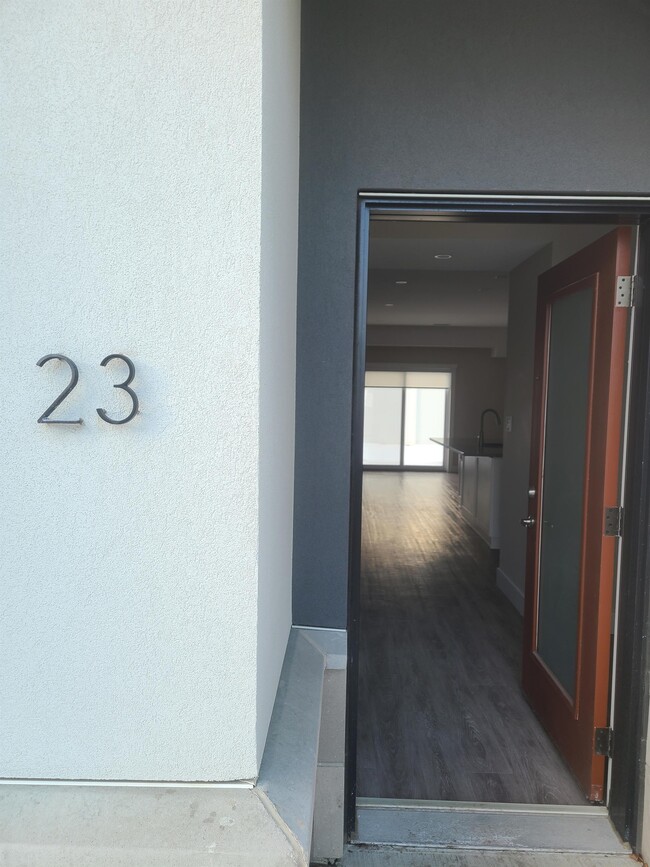 Photo - 550 Sandison St