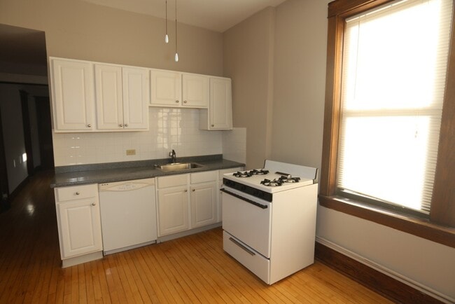 Building Photo - 1929 W Schiller St Unit J01W