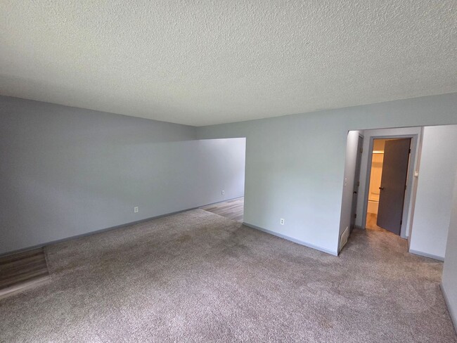 Photo - Updated 2 Bedroom / 1 Bathroom in Lee's Summit!!