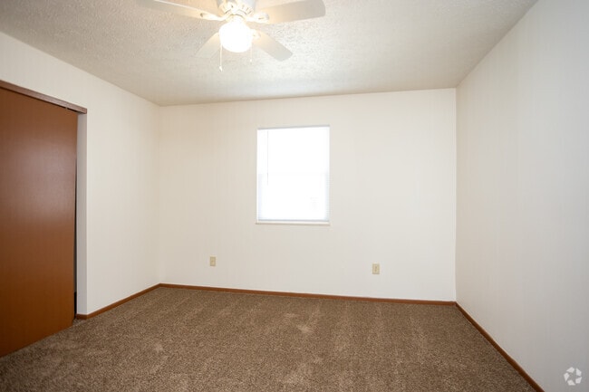 2BR, 1BA - 850 SF - Newcastle Townhomes