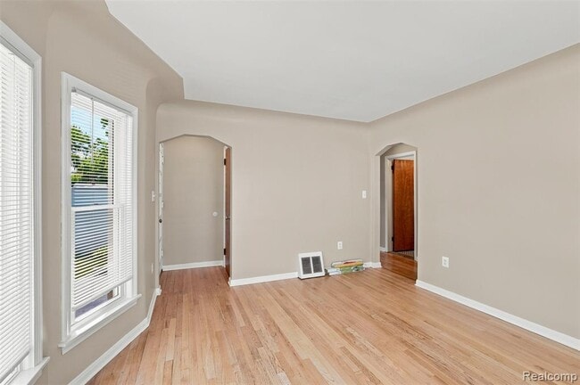 Photo - 100 S Custer Ave