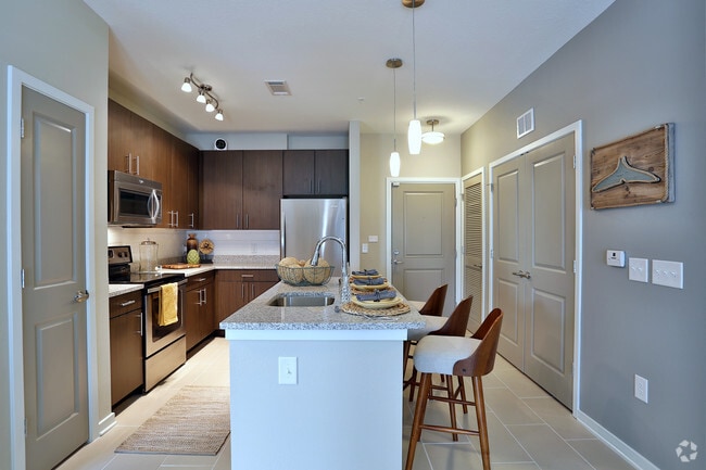 2BR, 2BA - 1022 SF