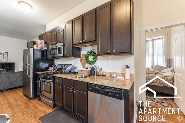 Building Photo - 2146 W Chicago Ave Unit 1r Rental
