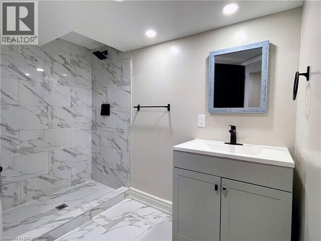 Photo - 360 Cannon St E