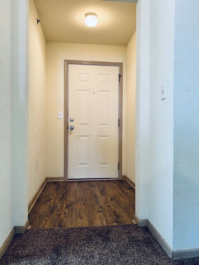 Photo - Large 3 Bedroom Apartment, Great Location!