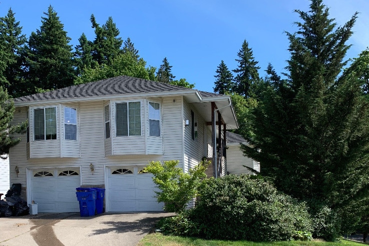 Garage on the left included with rent - 7830 SE 98th Ave (Portland, OR)