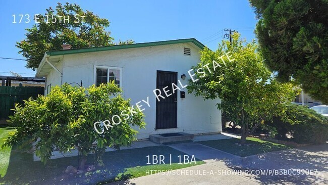 Building Photo - Move in ready!  Close to shops, easy acces... Rental