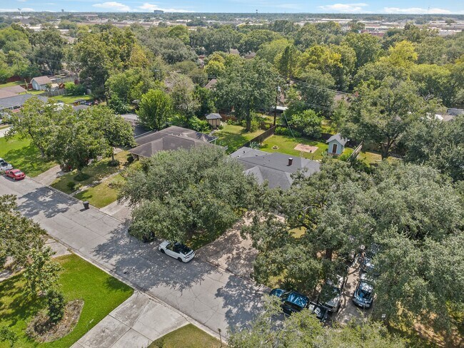 Building Photo - 6031 Moonmist Dr
