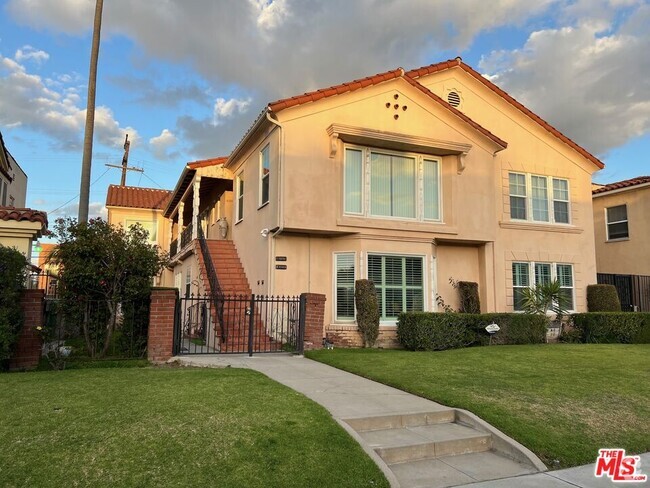 Building Photo - 4120 S Victoria Ave Unit 4120 1/2 Rental
