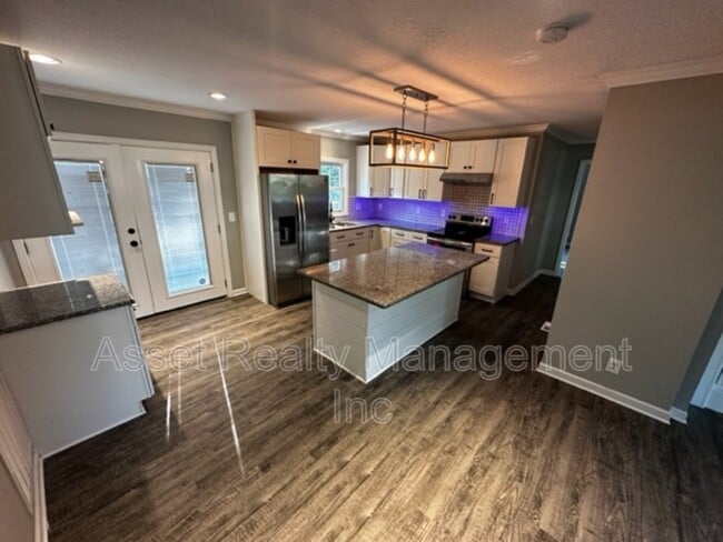 Photo - 2208 Sanderson Rd