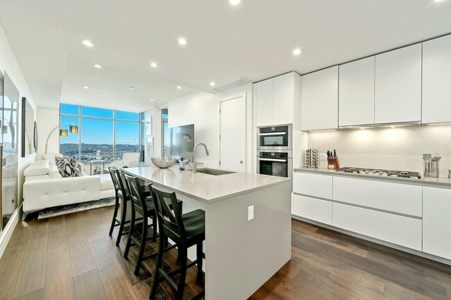 Building Photo - 501 West Ave Unit 3202