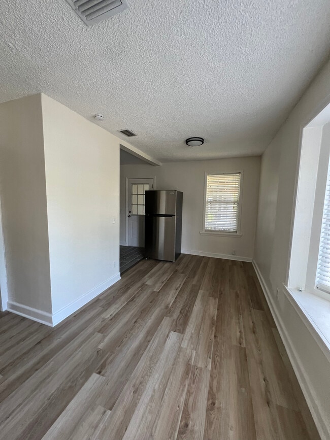 Comedor/Nevera - 1178 Murray Dr