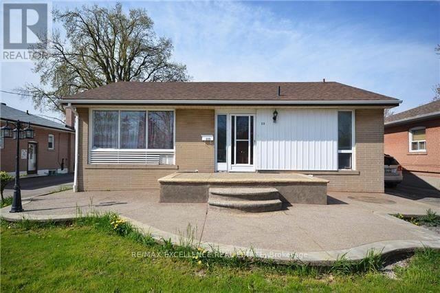 Photo - 115 McMurchy Ave S