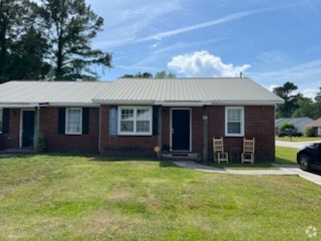 Building Photo - 2 Bed / 1 Bath Duplex – Close to Base! Rental