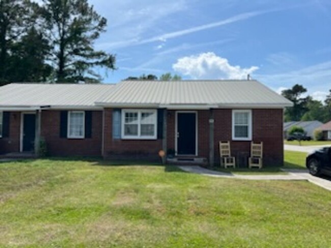 2 Bed / 1 Bath Duplex – Close to Base! - 2 Bed / 1 Bath Duplex – Close to Base! House